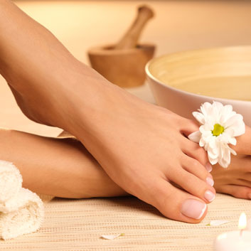 Füße nach Intensive Fußpflege mit verwöhnendem und entspannendem Ayurveda
                Fuß-Bein-Massage
                
                