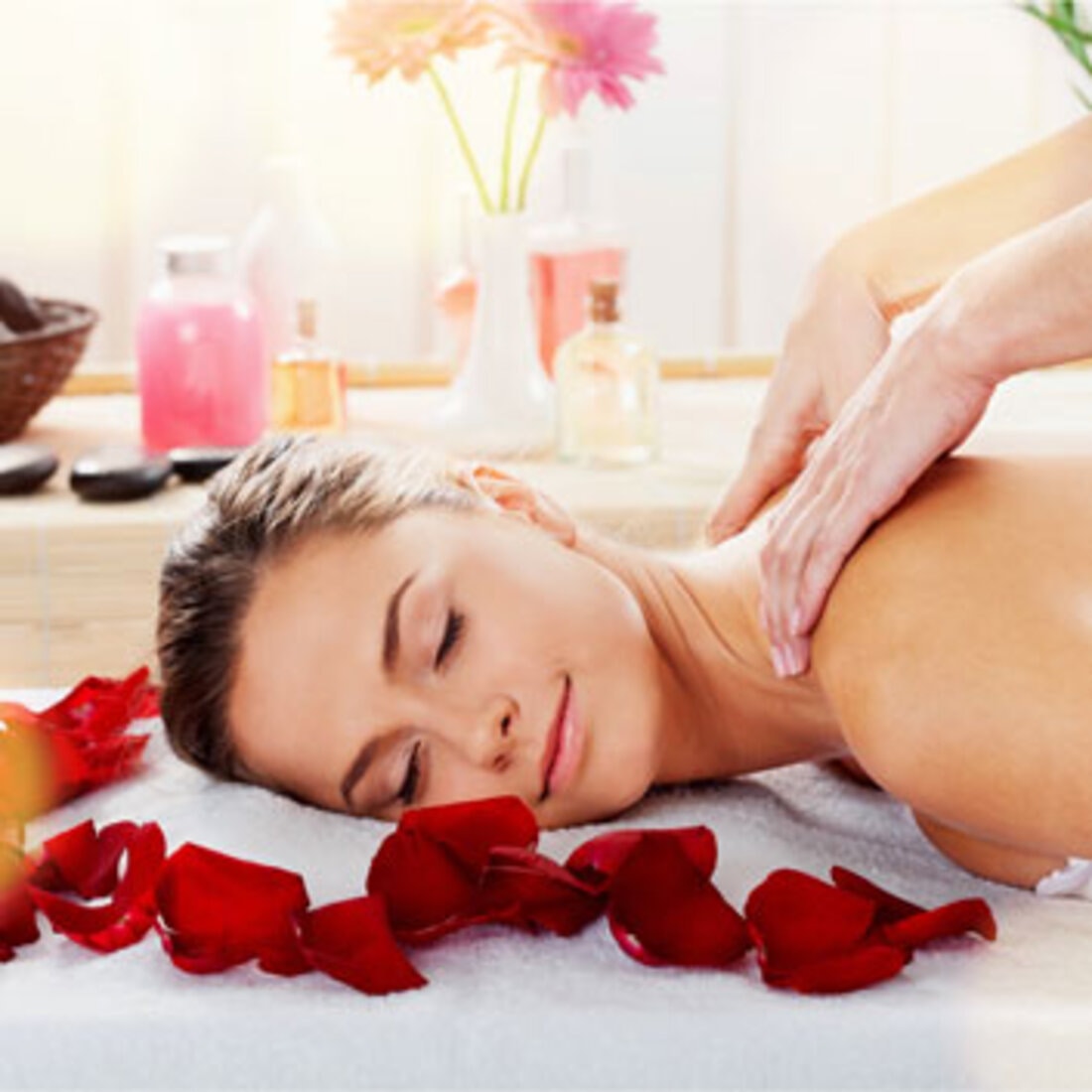 Frau genießt Wellness-Massage mit klassischer Kosmetikbehandlung